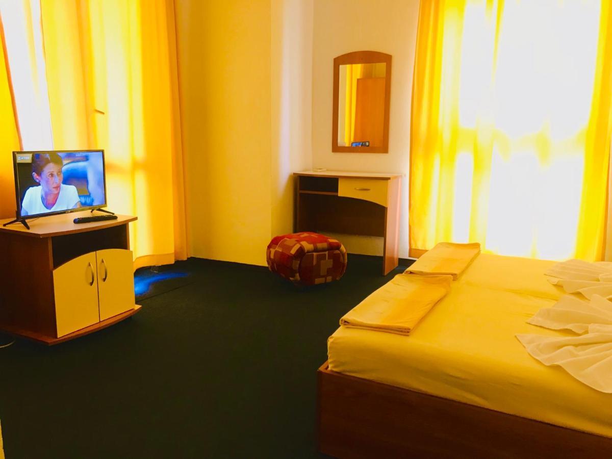 Family Hotel Friends Primorsko Buitenkant foto